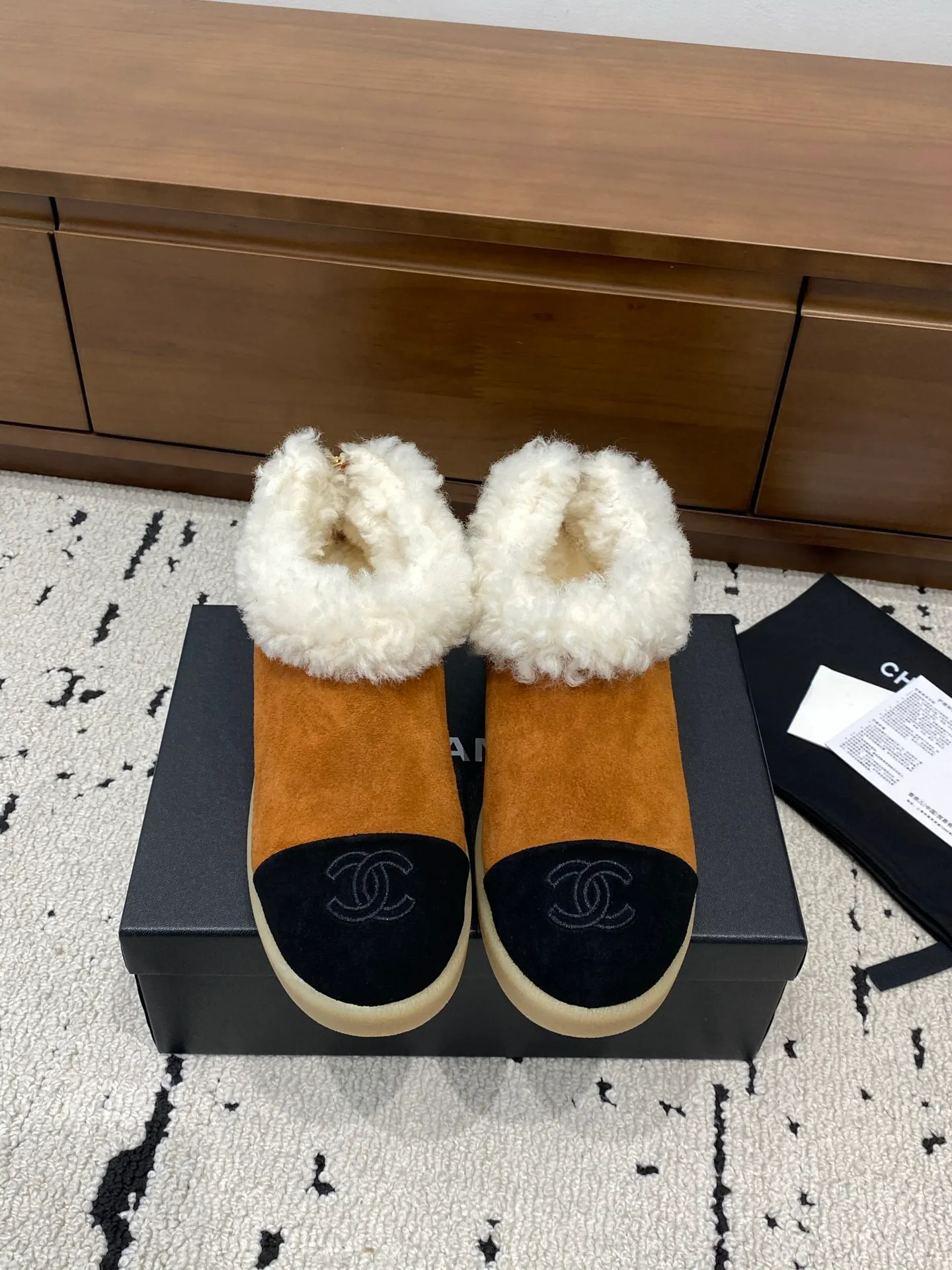 👟👟Ex-factory price 640👟👟 🍀Chanel 2025 autumn and winter style wool shoes Chanel new autumn and winter genuine wool slippers and boots Xiaoxiang 2025 autumn and winter one of the most beautiful snow boots Classic, beautiful and warm snow boots ❤️super warm! It's enough to have it this winter, it's really beautiful and fairy~ Materials and craftsmanship: The upper is made of custom sheepskin/wool/sheepskin, and the inner pads are all made of wool. It feels very soft and comfortable! The sole is the original TPU outsole Size: 35-39 (40.41 customized, non-refundable)